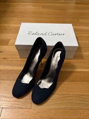 Roland Cartier Navy Suede Round Toe Stiletto Pumps